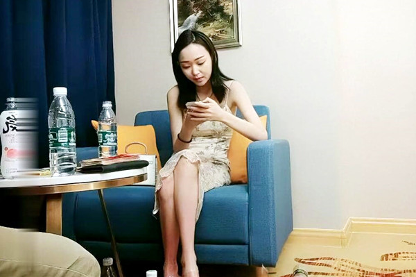 吊 带少 妇 看到大 屌 皱起眉头 干 了 两 炮